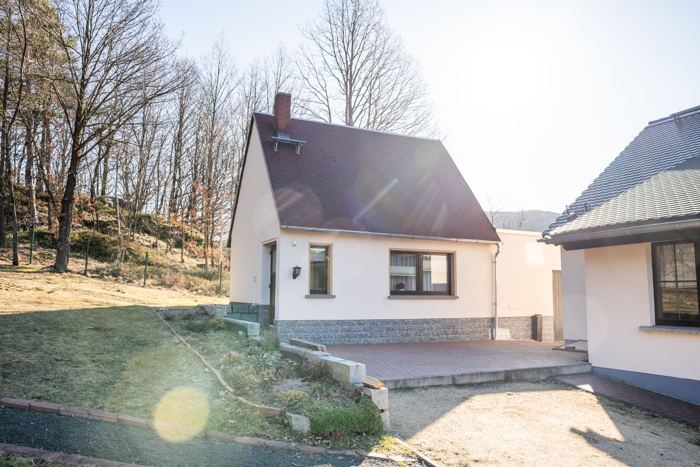 Das Ferienhaus auf dem Grundstück in der Abendsonne