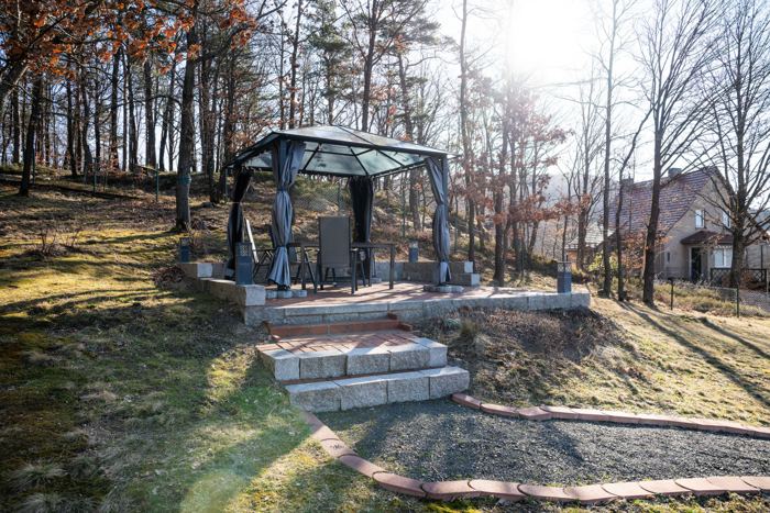 Pavillon mit Sitzgruppe am Waldrand