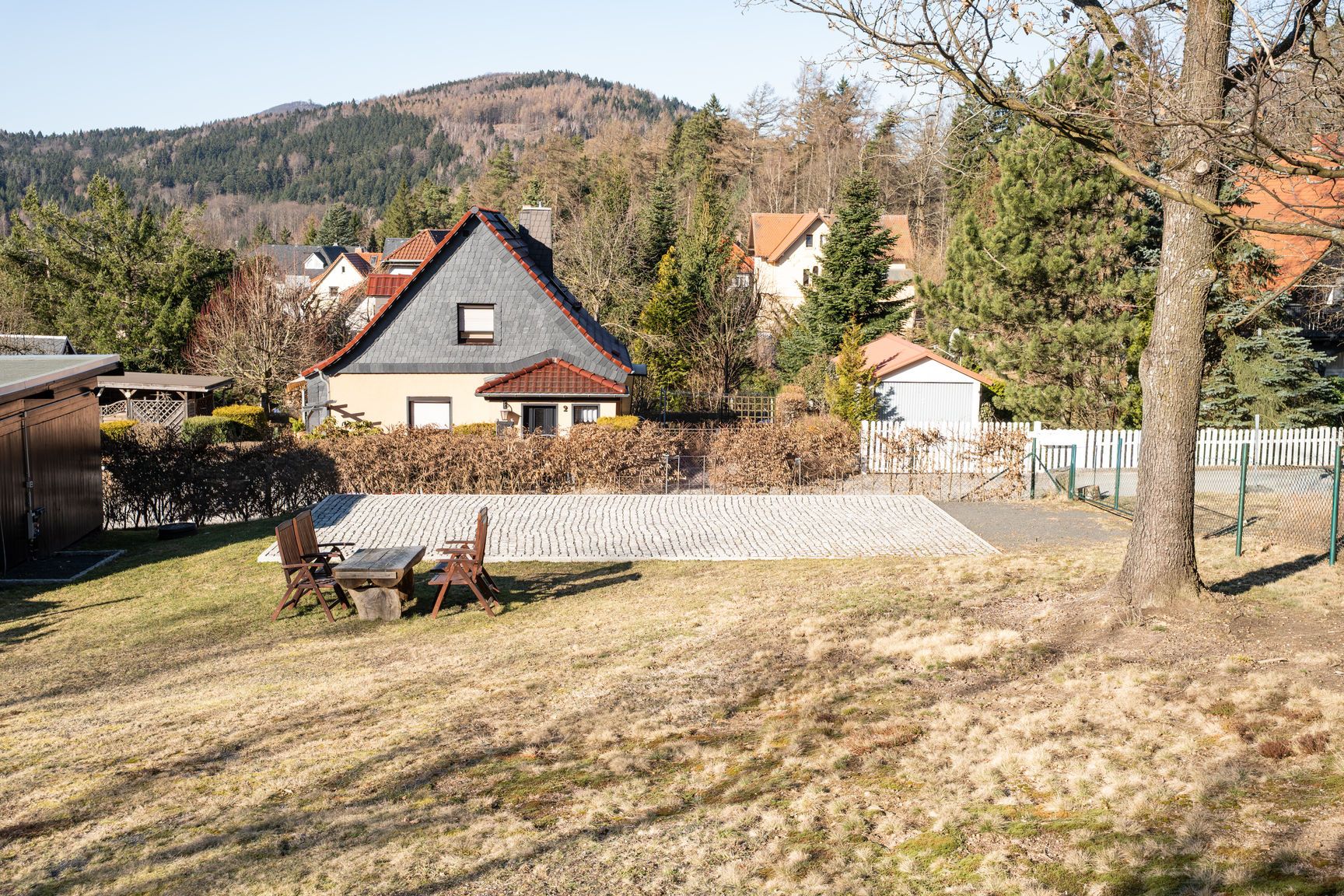 Gepflasterter Wohnmobilstellplatz mit Blick über Jonsdorf ins Zittauer Gebirge