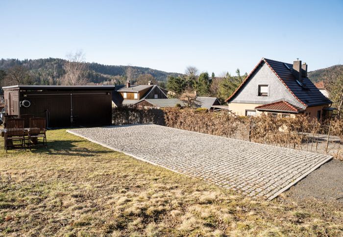 Gepflasterter Stellplatz mit Blick über die Dächer von Jonsdorf