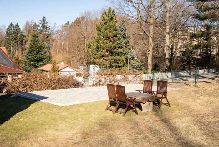 Garten mit Sitzecke und Stellplatz unter Bäumen